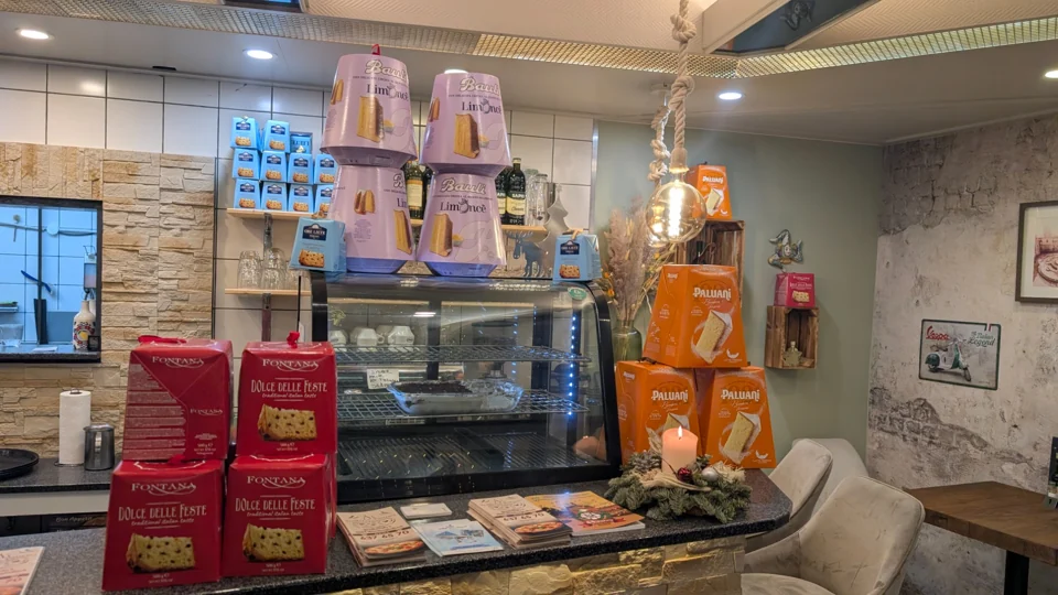 Weihnachtliche Pandoro-Auswahl neben der Vitrine der Trattoria