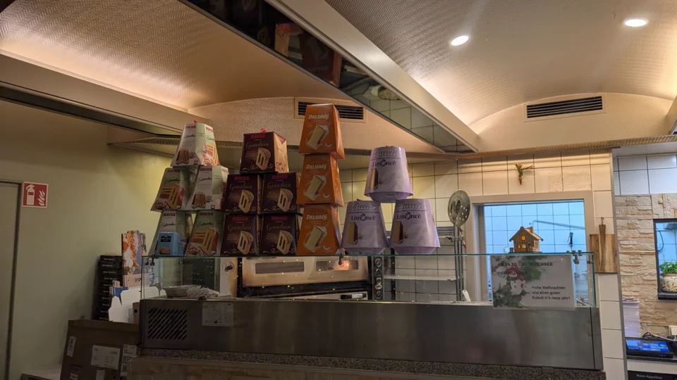 Pandoro-Schachteln auf der Theke in der Trattoria Palermo