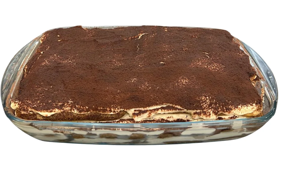 Tiramisu mit Kakao in einer rechteckigen Glasschale